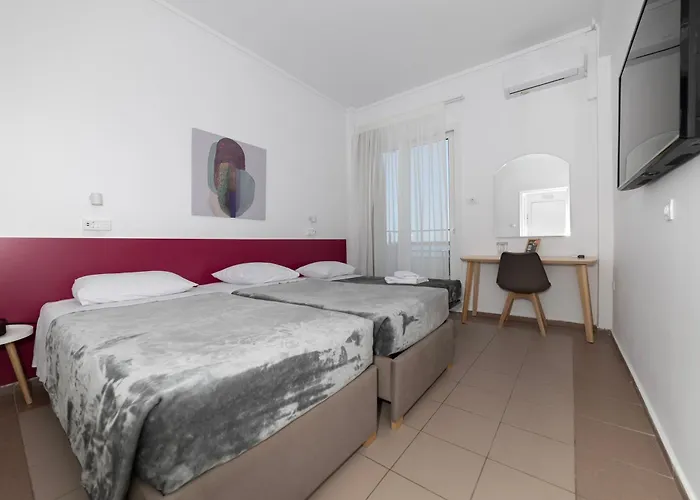 Delfini ホテル パトラ